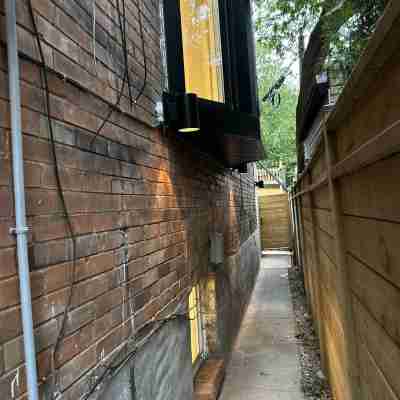 Designer-renovated 1 bedroom in Roncesvalles Village Others
