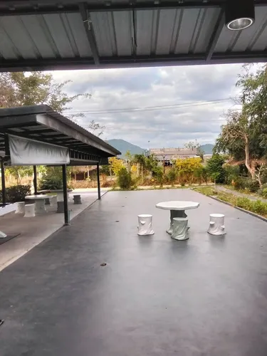 รูปภาพของห้องพักเตียงใหญ่แบบประหยัด มีแค่พัดลม และใช้ห้องน้ำด้านนอก