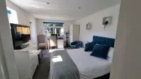 1 bed self-contained annex, with off-road parking.