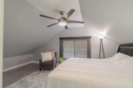 Relaxing Retreat in the Heart of Lombard + Laundry Отели рядом с достопримечательностью «Drury Lane»