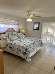 Charming 2-bedroom 2 bathroom condo 2.5 ml from Englewood beach with WiFi, AC Hoteles en Englewood