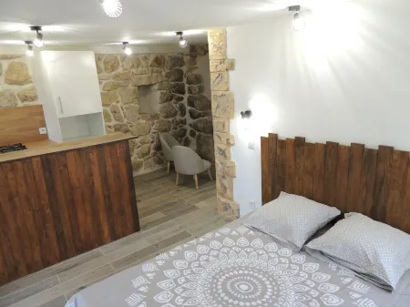 Unusual cottage: La Bergerie des Restanques! For nature lovers!