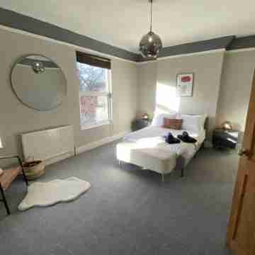 Fabulous 4 Bedroom Home in Manchester Rooms