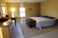 Beautiful Riverside Farmhouse Hotels in Marbletown