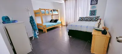 Luxury 3- Story beach house with Rooftop pool & Artisan pizza oven. のホテル