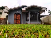 Tanager House Hotels near Terraza del Artista