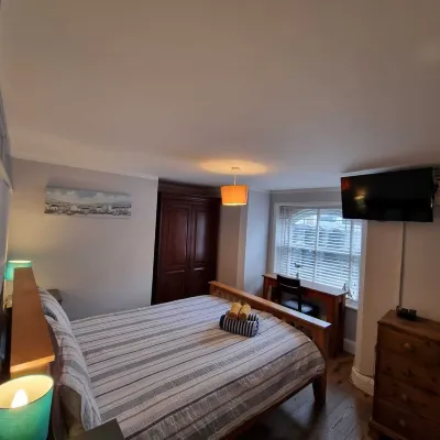 Ryde Beach Garden Apartment, stay Car free by the Sea