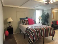 The Farmhouse at Truman Lake Hotels in Henry County