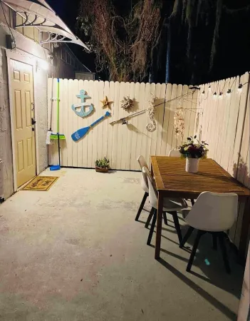 Escape to The Marine – Cozy Studio with a Touch of Nautical Elegance Отели в г. Темпл Террас