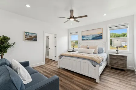 Modern Lakehouse l Slps 34 l Courts + Chefs Kitchen l Bear Lake Haven