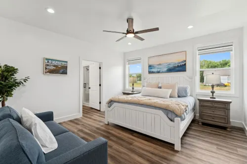 Modern Lakehouse l Slps 34 l Courts + Chefs Kitchen l Bear Lake Haven فنادق في Saint Charles