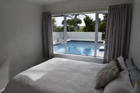 WAINUI GARDEN HIDEAWAY a little gem in a garden oasis.