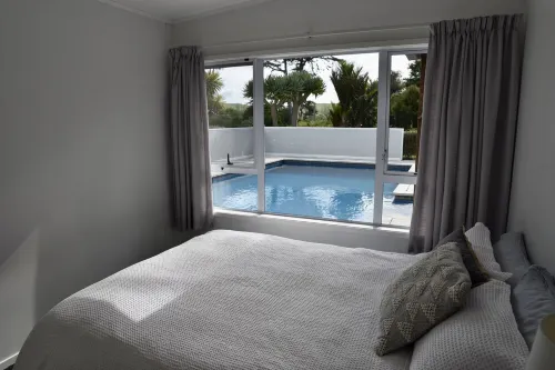 WAINUI GARDEN HIDEAWAY a little gem in a garden oasis.