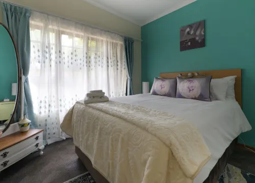 Quiet, bright & warm cottage near parks, shopping, nightlife and Zoo Lake!