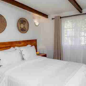 2BR English Cottage with Garden Rooms