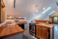 Private Mountain Detached Loft. Hotels in Mount Currie