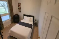 Spacious cottage retreat minutes from popular trails, restaurants and shopping.