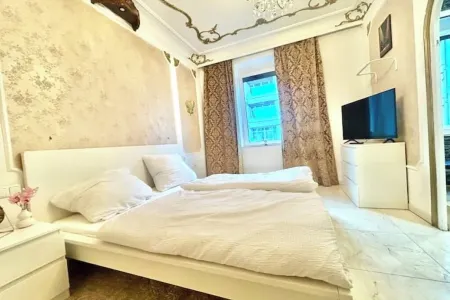 HONOR - Royal Retreat