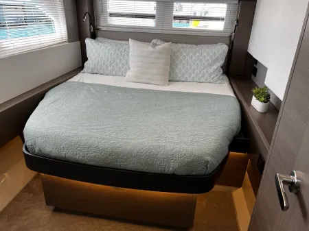 Charming power catamaran with 3 bedrooms and WiFi, AC in Paradise Island Отели в г. Остров Парадайз