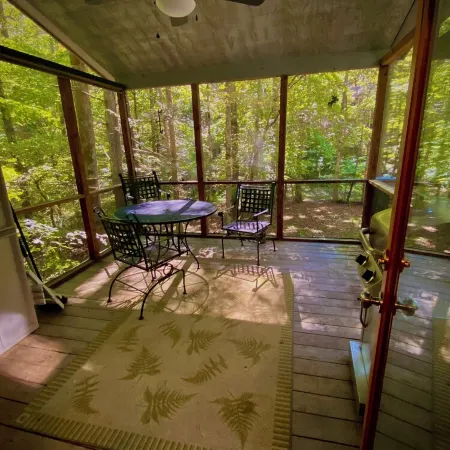 Charming 2-bedroom cabin in delightful Townsend with all the necessary amenities