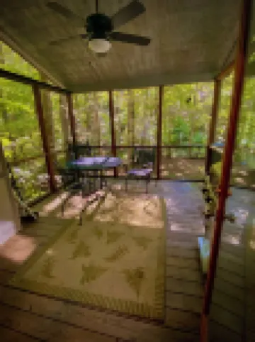 Charming 2-bedroom cabin in delightful Townsend with all the necessary amenities