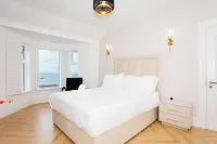 111 By Mayfair - Luxurious, Sea Views, 12 Bedroom Home - Centre of Portrush.