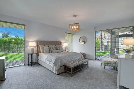 Sprawling Two Home Estate with Private Tennis Court Отели рядом с достопримечательностью «Indian Wells Golf Club»