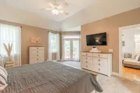 4 bedroom Lake front house 5 mins from liberty with private ramp and dock!