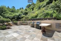 Bright and quiet 2-bed home next to the Point Reyes National Seashore.