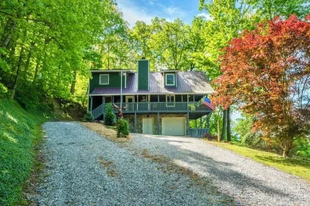 Escape to a Charming 3-bedroom cabin wonderland, with amazing long range views.