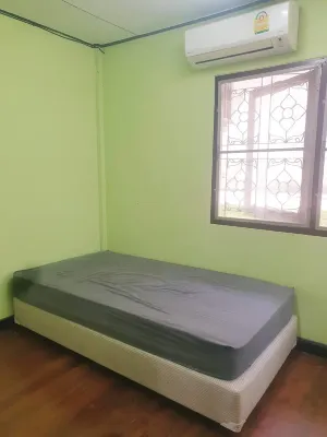 Pet-friendly 4-bedroom house near Bangkok Train-private highspeed WiFi workspace Hotels in Thepharak