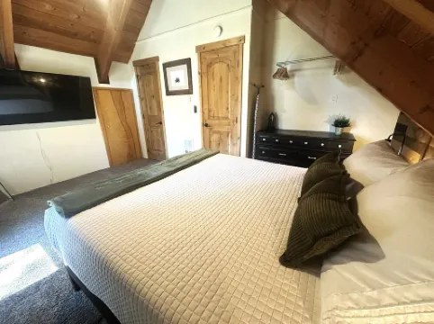 Chalet Squatch - Cozy-Luxe Cabin Near Village & SHARC!