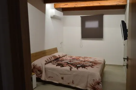 Casa Asprigna is located in Aspra, one of the most characteristic seaside villages.