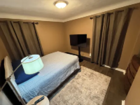 Luxury 2BR with spa bath, huge kitchen & living room—prime Toledo location!