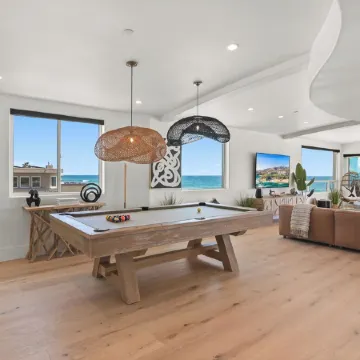 Beachfront Boho Dream Penthouse. Walk 2 Everything!   Newly designed  SLEEPS 10!