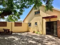 Charming 2-bedroom cottage in lovely Randburg with WiFi