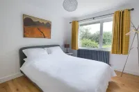 Stylish 4 bed house walking distance to beaches