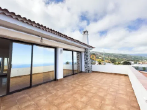 Villa with spa facilities(sauna, floating tankoutdoor heated jacuzzi with BBQ