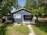 Less than 5 minutes to Blanco River, cozy 3 bedroom house with huge backyard!