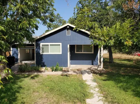 Less than 5 minutes to Blanco River, cozy 3 bedroom house with huge backyard!