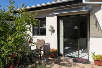 Self-catering, spacious Bachelors flat, WiFi, DSTV, garden-patio, secure parking DURBANVILLE HILLS農莊附近的飯店