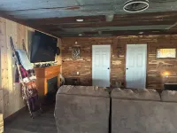 Zeke’s Retreat – Hunter’s Getaway with On-Site Taxidermy Shop