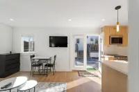 New Modern Guesthouse Retreat near Berkeley & SF - King Bed, AC, Standing Desk