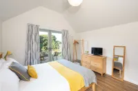 Spacious barn, seals, seaside walks and Broads National Park