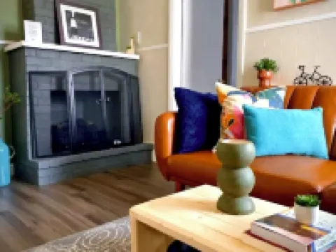 Step into a serene stay where electric charm meets cozy coastal tranquility. ポータケットのホテル