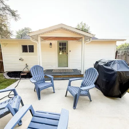 The Pecan Street Retreat - 1935 Gem