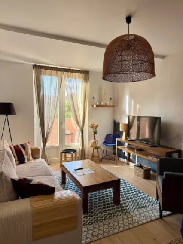 Apartment Les embruns, 1 min from the beach with sea-view terrace. Hotels in Saint-Mandrier-sur-Mer