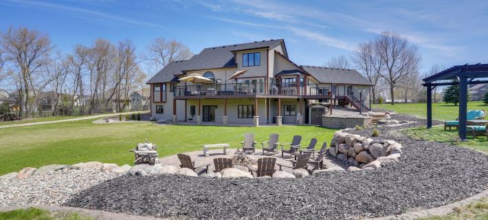 Expansive Retreat on 5 Acres in Shakopee! Отели в г. Скотт