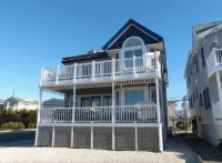 Gorgeous top floor condo on a corner lot, perfect beach vacation!
