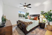 Luxury Home w Pool, Chef's Kitchen, Poker Room & Massage Chairs